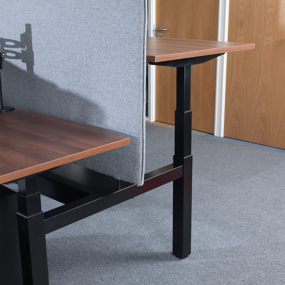 Vibe Elev8 fabric screen for back-to-back desks 600mm high with brackets - Band A fabric - Image 3